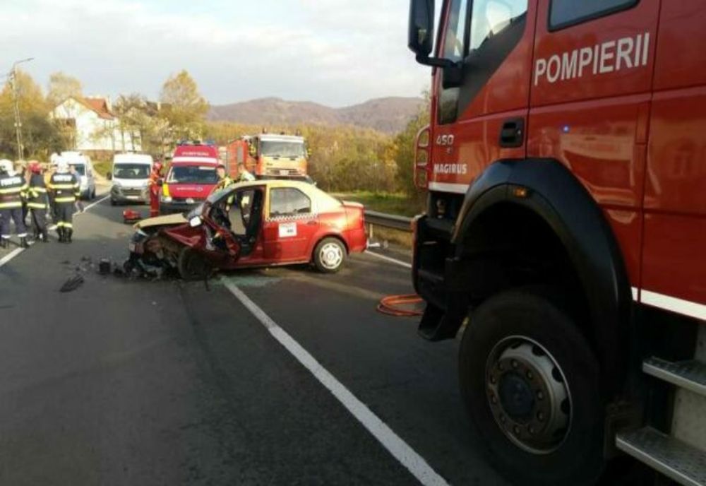 Accident mortal pe DN 66, după ce un taximetru s-a ciocnit cu o mașină în care se aflau doi paramedici
