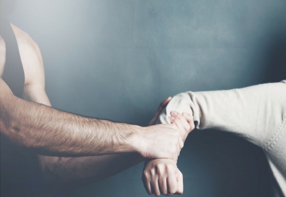 Faptă inumană a unui bărbat, în Caraș Severin. A lovit și violat o femeie de 81 de ani