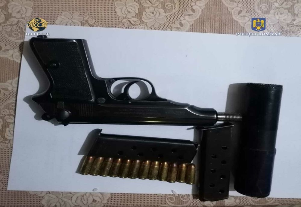 Arme deținute fără drept, ridicate de polițiști