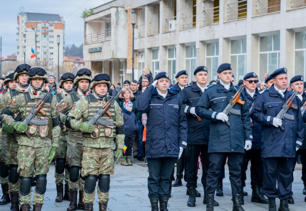 Ziua Naţională a României la Reșița: defilare, spectacol folcloric și mâncare tradițională