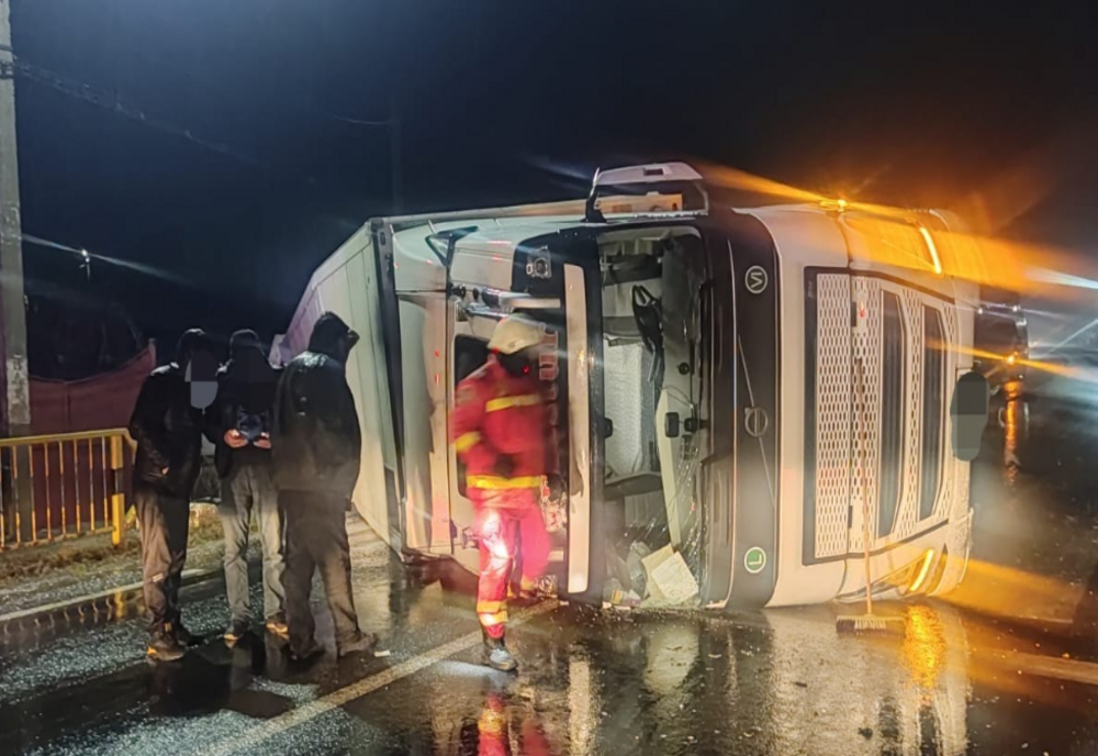 TIR încărcat cu portocale, răsturnat pe șosea