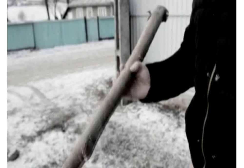 Bărbat lovit cu parul în cap, în plină stradă, la Reșița: agresorul a fost prins de polițiști