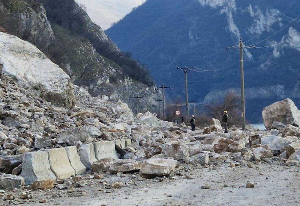 DN 57 rămâne închis în zona Berzasca. Versantul fisurat nu a putut fi doborât prin detonare!