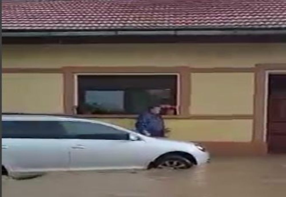 Inundație după o ploaie torențială într-o localitate din județul Caraș-Severin