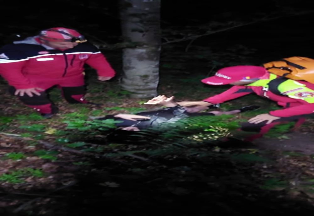 Băiat de 17 ani, accidentat în timp ce culegea ciuperci, în județul Caraș-Severin. I-au venit în ajutor salvamontiștii