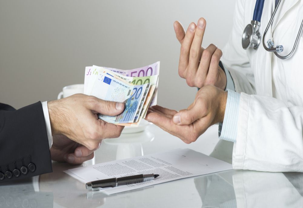 Patru medici de la Institutul „Marius Nasta” au fost reținuți. Ar fi luat mită pentru operații