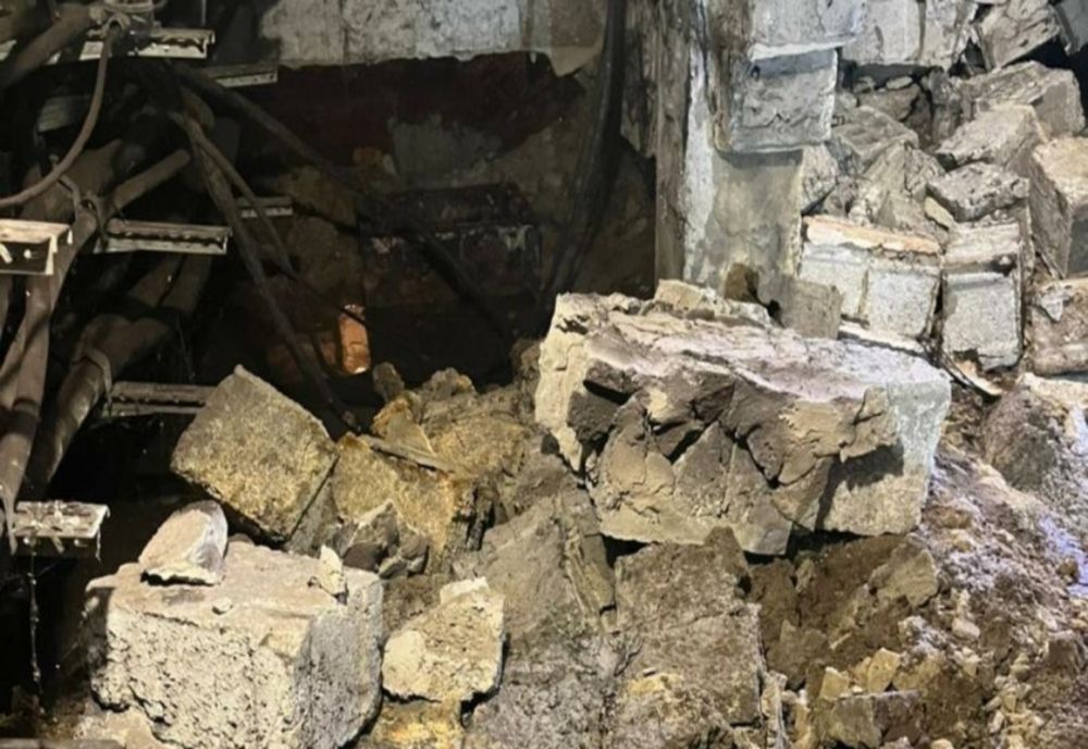 ZID PRĂBUȘIT LA METROU DUPĂ PLOILE TORENȚIALE. STAȚIA PIAȚA SUDULUI, AFECTATĂ DE INFILTRAȚII