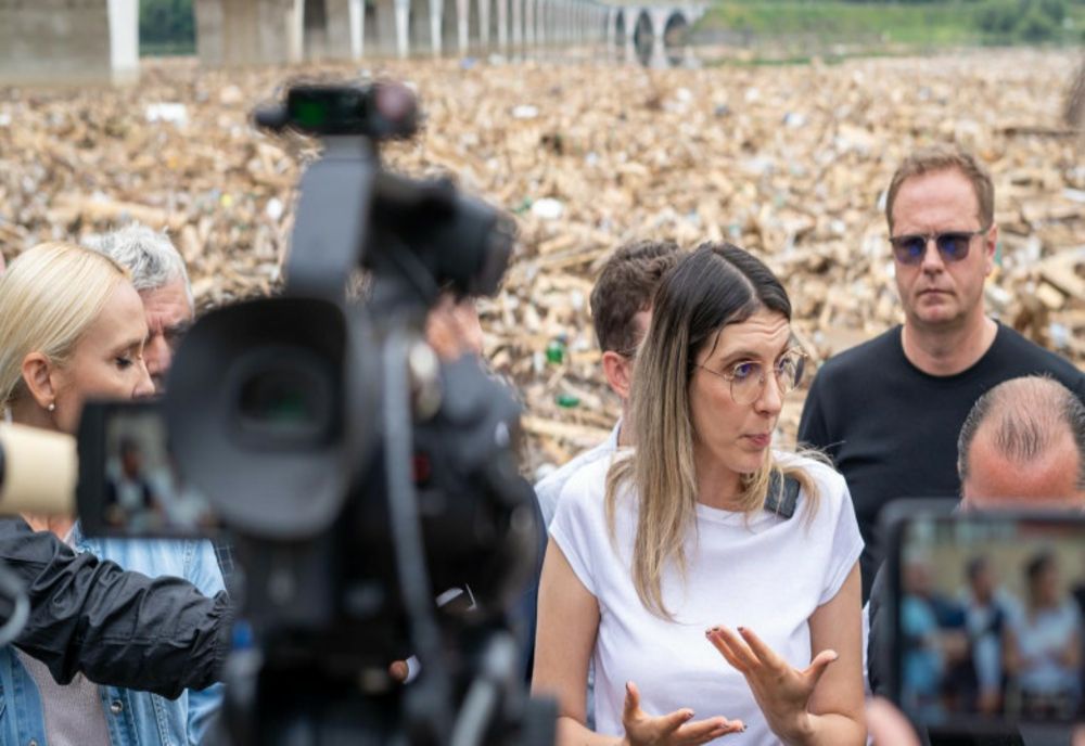 BICAZUL, O BOMBĂ CU CEAS. DIANA BUZOIANU: „ZECI DE MII DE METRI CUBI DE GUNOAIE ȘI LEMNE, ANIMALE MOARTE PE LAC” 