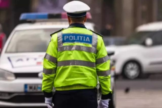 Poliţist lovit de doi tineri în timpul unei intervenţii