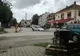 Mașină căzută într-o groapă proaspăt cimentată chiar în fața Poliției Caransebeș FOTO