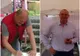 În timp ce colegul lor, Nicolae Robu, îi fugărește pe cei ce adună semnături, Ioan Popa și Adrian Dacica au semnat: ”Fără penali în funcții publice”