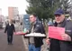 Liviu Dragnea a fost așteptat cu huiduieli, cătușe și o tavă cu rahat turcesc la Reșița VIDEO