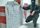 Percheziții la două depozite cu țigări de contrabandă din Turnu Severin 