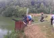 Operațiune dramatică de salvare: un om a căzut într-un colector metalic adânc, plin de apă. Video