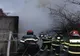 A luat foc o casă din Lăpușnicu Mare. Pericol de extindere a incendiului