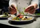 O chelneriţă dezvăluie secretul șocant din bucătăria restaurantelor. Ce pun în mâncare - tulburător ce se servește după ora 8 seara