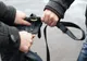 Reținut de polițiști după ce a trântit la pământ o femeie și i-a furat geanta