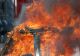 INCENDIU DE PROPORȚII ÎN JUDEȚUL BRAȘOV. ACOPERIȘUL UNEI CASE A FOST DISTRUS, FLĂCĂRILE S-AU EXTINS LA ALTE DOUĂ LOCUINȚE