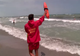 SALVAMARI AGRESAȚI, DUPĂ CE AU SCOS DIN MARE TURIȘTII LUAȚI DE CURENȚI